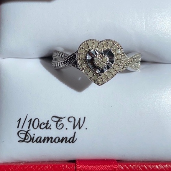 ❤️1/10cttw Diamond Ring SIZE 7 - Picture 2 of 8